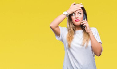 Konuşan genç güzel kadın ile vurguladı izole arka plan üzerinde smartphone kullanarak arama kafasına, utanç ile şok el ve yüz, öfkeli ve sinirli sürpriz. Korku ve hata için üzgün.