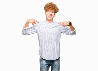 Yüzünde gülümseme ile kendinden emin görünüyorsun, kendini gururlu ve mutlu parmakları ile işaret şık gömlek giymiş afro saçlı genç yakışıklı iş adamı.
