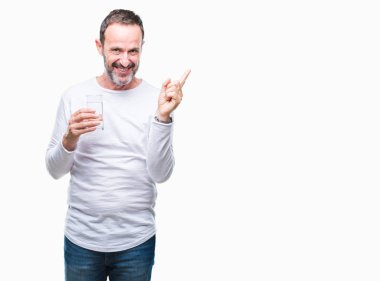 Orta yaş ağarmış komuta sizde izole arka tarafına el ve parmak ile işaret çok mutlu üzerinde bardak su içme