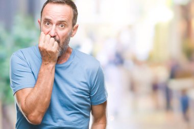 Orta yaş ağarmış üst düzey adam stresli ve gergin ile izole arka plan üzerinde tırnak ısırma dudaklarından eller. Anksiyete sorunu.