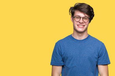 Yüzünde mutlu ve güzel bir gülümseme ile izole arka plan üzerinde gözlük takan yakışıklı delikanlı. Şanslı kişi.