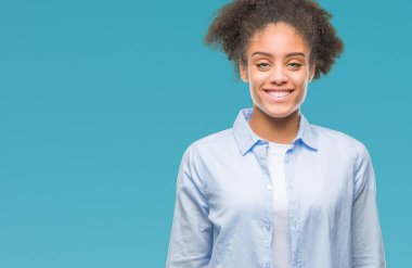 İzole arka plan ile bir mutlu ve güzel genç afro Amerikan kadın yüzündeki gülümseme. Şanslı kişi.