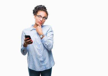 Genç izole arka plan ciddi bir yüz düşünme hakkında soru, çok karışık bir fikir üzerinde akıllı telefon kullanan saç Afro-Amerikan iş kız örgülü