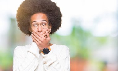 Afrikalı-Amerikalı genç afro saçlı gözlüklü ağız hata için elleriyle kapsayan şok. Gizli kavramı.