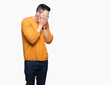Yakışıklı delikanlı yüzünü elleri ile ağlayarak süre kapsayan üzgün ifade ile izole arka plan üzerinde. Depresyon kavramı.