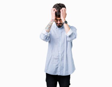 Çünkü çaresiz ve stresli baş ağrısı acı izole arka plan üzerinde gözlüklü genç yakışıklı adam ağrı ve migren. Ellerini kafasına.