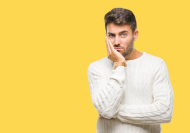 Seyir yorgun ve bıkkın ile depresyon sorun Çapraz kollar ile izole arka plan düşünme üzerinde kış kazak giyen genç yakışıklı adam.