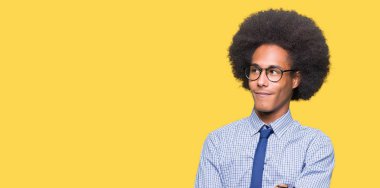 Afro saçlı gözlüklü gülümseyen geçti silah ile ikna yan seyir ve kendine güvenen genç Afro-Amerikalı iş adamı