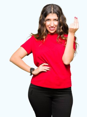 Rahat t-shirt yapıyor İtalyan giyen genç güzel kadın el ve parmak emin ifadeyle jest