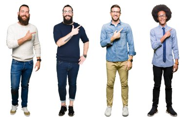 Grup Genç üzerinde beyaz izole arka plan neşeli bir gülümseme ile el ve parmak kadar yan yüzünde mutlu ve doğal ifade ile işaret yüz ile kolaj