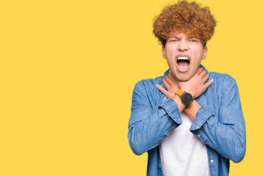 Genç yakışıklı adam afro saç giyen denim ceket bağırmak ve boğulma çünkü ağrılı boğma. Sağlık problemi. Asphyxiate ve intihar konsepti.