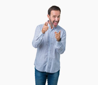 Yakışıklı orta yaş için fotoğraf makinesi ile mutlu ve komik yüz parmakları işaret izole arka plan üzerinde zarif komuta sizde. İyi enerji ve vibes.