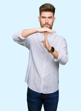 İş zaman aşımı jest elle, sinirli ve ciddi bir yüz genç yakışıklı adam