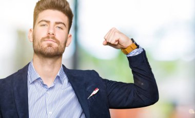 Genç yakışıklı bussines güçlü kişi gösteren kol kas, kendinden emin ve güç gurur dostum