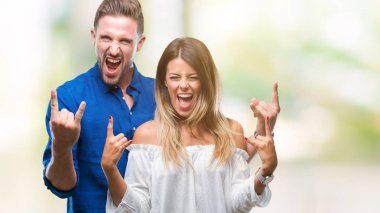 Genç çift çılgın ifade rock simge elle yapıyor ile bağırarak izole arka plan üzerinde aşık. Müzik yıldızı. Ağır kavramı.