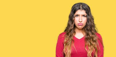 Kırmızı kazak giyen genç güzel kadın depresyona ve sıkıntı için endişe, ağlayan öfkeli ve korkuyor. Üzücü ifade.