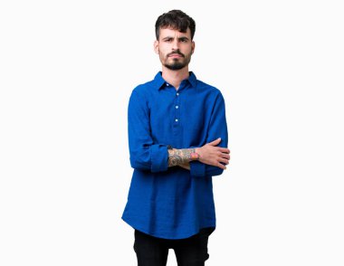 Yakışıklı delikanlı izole arka plan şüpheci ve sinir, onaylamayan ifade yüz çapraz kolları üzerinde. Negatif kişi.