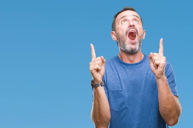 Orta yaş ağarmış komuta sizde izole arka plan üzerinden hayran ve yukarıya bakıp parmakları ile işaret şaşırttı ve silah kaldırdı.