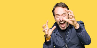 Orta yaş yakışıklı adam öfkeyle, sinirli bağıran bir ceket eller boğazlamak istiyor deli bağırıyor