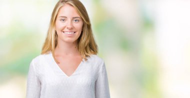 İzole arka plan ile bir mutlu ve serin güzel genç zarif kadın yüzündeki gülümseme. Şanslı kişi.