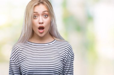 Genç Sarışın kadın izole arka plan korkuyor ve sürpriz ifade ile şok yüzünden korku ve yüz heyecanlı.