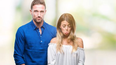 İzole arka plan üzerinde aşık genç çift depresif ve kızgın ve korkmuş ağlıyor sıkıntı için endişeleniyorum. Üzgün ifade.