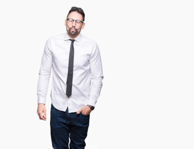 Genç yakışıklı iş adamı izole arka plan yapma balık yüzüne dudaklı, çılgın ve komik bir jest gözlük takıyorum. Komik ifade.