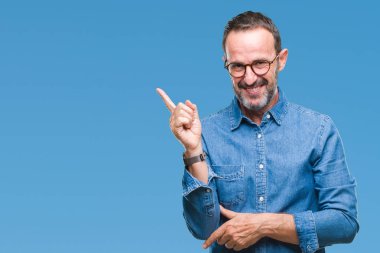 Kameraya bakarak yan el ve parmak ile işaret orta yaş ağarmış komuta sizde yüzünde kocaman bir gülümseme ile izole arka plan üzerinde gözlük.