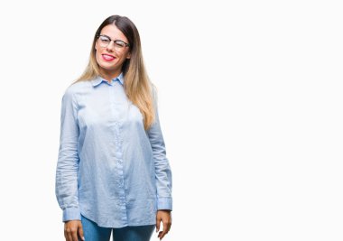 Seksi bir ifadeyle, neşeli ve mutlu yüzünü kameraya bakarak göz kırpıyor izole arka plan üzerinde gözlük takan genç güzel iş kadını.