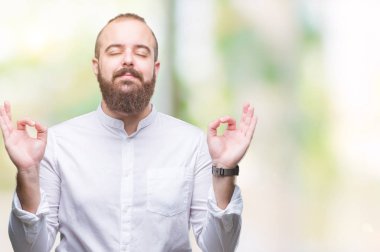 Genç beyaz hipster adam izole arka plan üzerinde dinlenmek ve gülümseyen gözlerle parmak ile meditasyon jest yapıyor kapalı. Yoga kavramı.