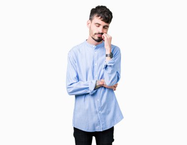 Genç yakışıklı iş adamı izole arka plan düşünme seyir üzerinde yorgun ve sıkılmış çapraz silah depresyon sorunları ile.