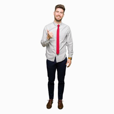 Genç yakışıklı iş adamı mutlu yaşasın el hareketini yapıyor. Başarı gösteren kameraya bakarak ifade onaylama.