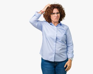 Güzel orta ager üst düzey businees kadın gözlük izole arka plan üzerinde yanıltır ve soru hakkında merak ediyorum. Şüphe, kafasına el ile düşünme ile belirsiz. Dalgın kavramı.