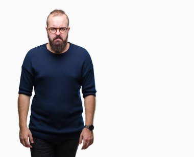 Genç beyaz hipster adam sorunu nedeniyle izole arka plan şüpheci ve sinir, papatyanın üzgün üzerinde güneş gözlüğü takıyor. Negatif kişi.