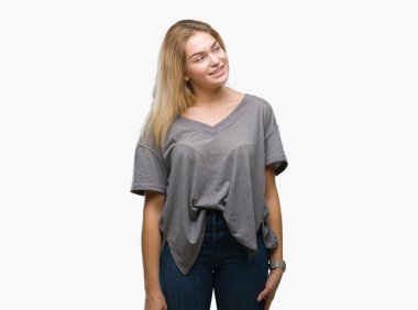 Uzak tarafına yüzünde, doğal ifade gülümseme ile seyir izole arka plan üzerinde beyaz kadın. Kendine güvenen gülüyor.