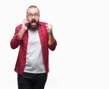 Smartphone'da gurur çığlık ve zafer ve başarı çok heyecanlı, kutluyor izole arka plan üzerinde konuşan genç beyaz hipster adam duygu tezahürat