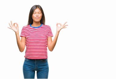 Genç Asyalı kadın izole arka plan üzerinde dinlenmek ve gülümseyen gözlerle parmak ile meditasyon jest yapıyor kapalı. Yoga kavramı.
