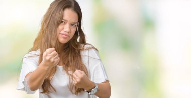 Genç güzel esmer iş kadını izole arka plan üzerinde yumruk savunma hareketi, kızgın ve üzgün yüz, sorunu korkuyor ile savaşmaya hazır