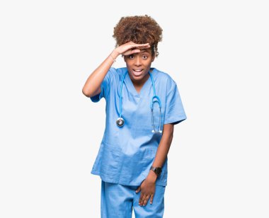 Genç Afro-Amerikan doktor kadın izole arka plan çok mutlu ve gülümseyen uzakta el ile üzerine kafa arıyorum. Arama kavramı.