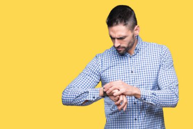 Kol saati, rahat ve kendinden emin zamanında kontrol izole arka plan üzerinde genç yakışıklı adam