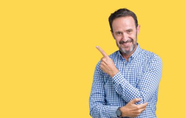 Yakışıklı orta yaş zarif komuta sizde izole üzerinden reklam, ciddi ve sakin yüz gösterilen yan el parmak ile işaret arka plan