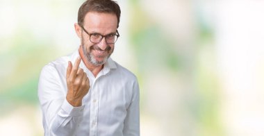 Beckoning gel burada mutlu ve gülümseyerek el davet ile jest arka plan üzerinde gözlük takan yakışıklı orta yaş zarif üst düzey iş adamı izole