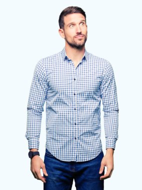 Görünümlü yan ve dik dik bakma uzağa düşünce gülümseyen mavi gözlü yakışıklı iş adamı.