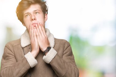 Yüz, depresyon ve üzüntü, kapsayan izole arka plan yorgun eller üzerinde kış ceket giyen genç yakışıklı adam üzgün ve sorun için tahriş