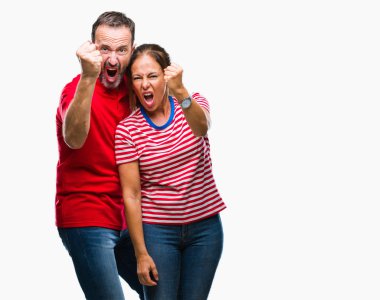 Orta yaş İspanyol çift öfkeli ve sinirli sinirli ve öfke ile bağırarak süre öfkeli yumruk yükselterek izole arka plan üzerinde aşık. Öfke ve agresif kavramı.