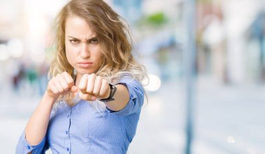 Güzel genç sarışın iş kadın yüzünden kavga etmek izole arka plan kum yumruk, saldırgan ve kızgın saldırı, tehdit ve şiddet