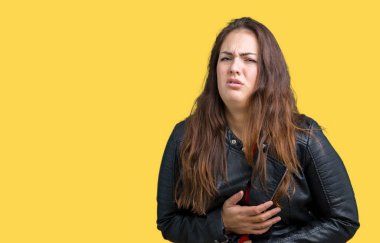 Artı boyutu genç kadın güzel üzerinde bir moda deri ceket giyiyor izole mide üzerinde el ile arka plan çünkü hazımsızlık, ağrılı hastalık hasta hissediyor. Ağrısı kavramı.