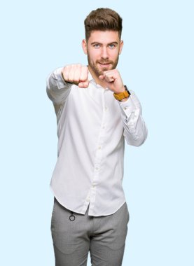 Genç yakışıklı iş adamı kum yumruk dövüşü, saldırgan ve kızgın saldırı, tehdit ve şiddet