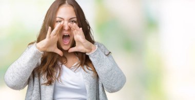 Artı boyutu genç kadın güzel izole arka plan kızgındım yüksek sesle bağırarak üzerinde giyen kış ceket ağzına eller