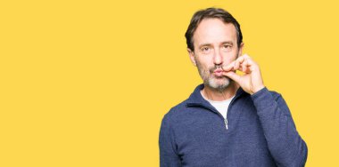 Olarak ZIP parmak ile orta yaş yakışıklı adamın bir kazak ağız ve dudaklar giydiğini kapatın. Gizli ve sessiz, tabu söz